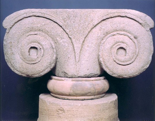 Main aspect of the aeolic column capital  © Ministry of Culture and Sports http://odysseus.culture.gr/h/4/eh431.jsp?obj_id=12241&mm_id=8074
